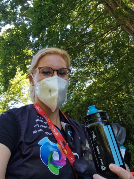 Yvonne on tour met wielerploeg DSM