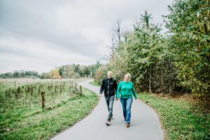 leefstijlcoach in Hellendoorn tijdens wandelgesprek